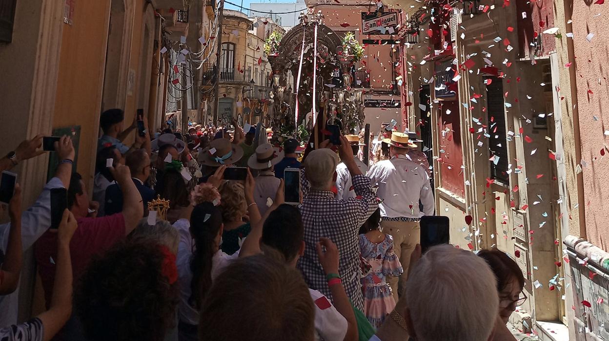 Tracional petalada de despedidas a la hermandad del Rocío de Almería en la calle Real de Almería.