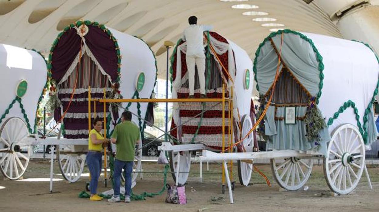 Preparación de las carretas de la hermandad de la Macarena debajo del puente el lunes 3 de junio