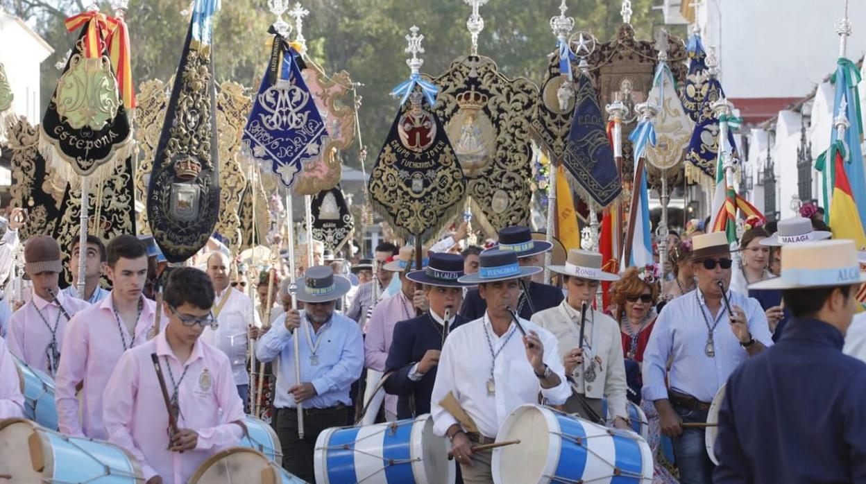 El paso del simpecado del Rocío de Aznalcázar por el vado del Quema alumbrado por las antorchas