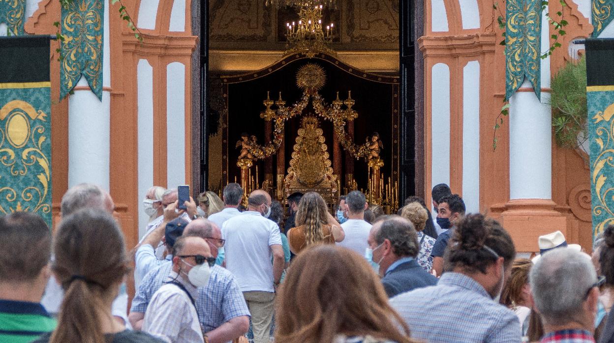 Devotos esperan ante la parroquia de la Asunción de Almonte para ver a la Virgen del Rocío