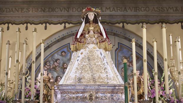 La Virgen del Rocío amanece ataviada de Pastora para un Rocío Chico extraordinario