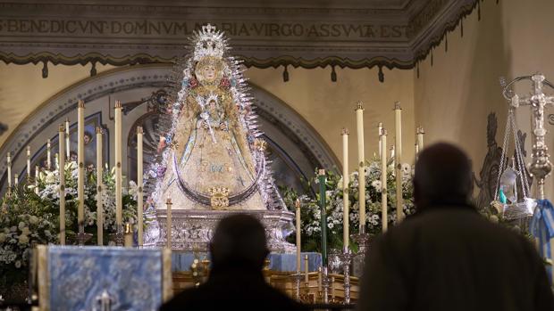 La Virgen del Rocío se viste de Reina para celebrar la Inmaculada