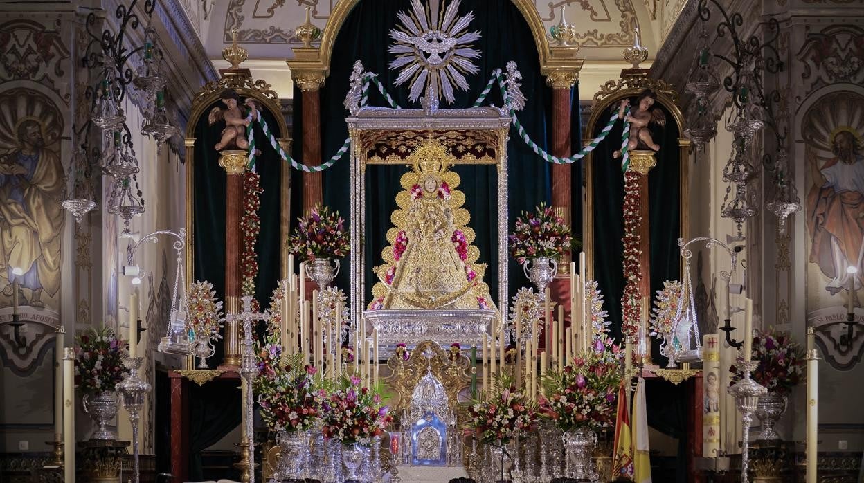 El altar de la Parroquia de la Asunción ya luce para la celebración de la Novena