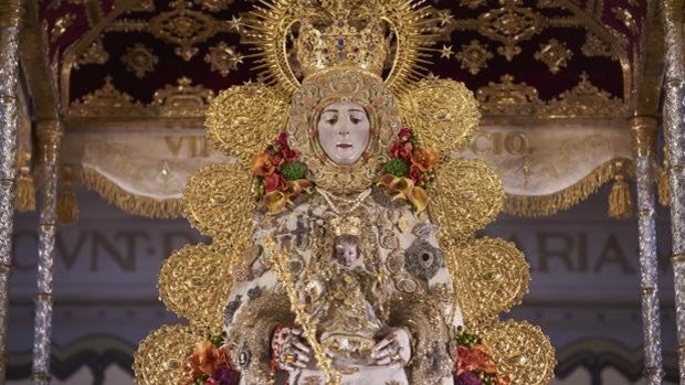 La Virgen amanece como el sol de agosto en su festividad del Rocío Chico