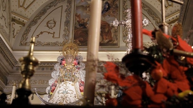 La Virgen del Rocío viste el traje de «la garrapata» para la novena de la Inmaculada