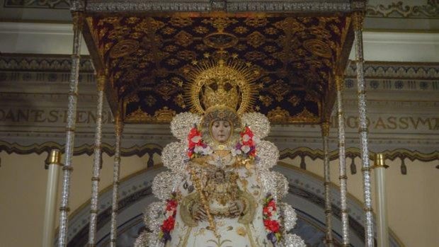 La Virgen del Rocío ya está entronizada en su paso