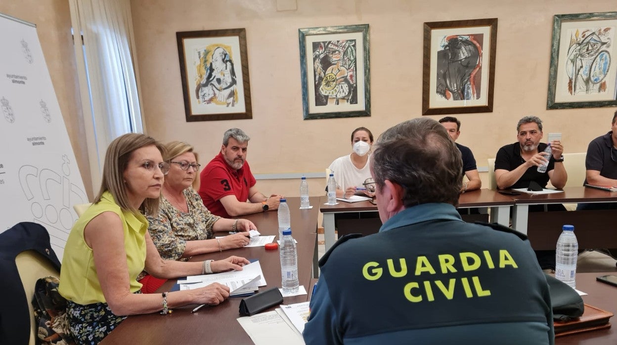 Reunión entre el equipo de gobierno de Almonte, Guardia Civil y Subdelegación de Gobierno