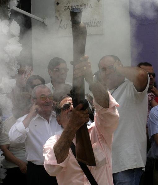 Tirando salvas en honor a la Virgen del Rocío con motivo de la procesión extraordinaria