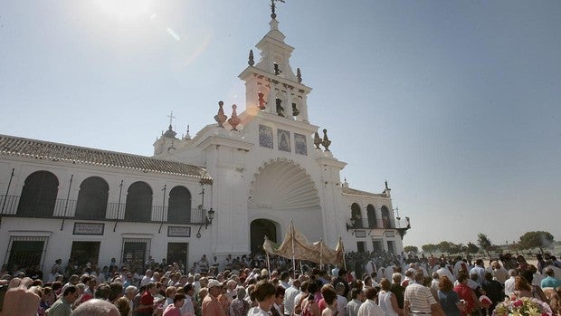 Las misas en la aldea del Rocío quedan limitadas al interior del santuario durante la próxima romería