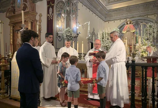 Manuel Lombo tras la eucaristía oficiada por el Obispo de Huelva, Santiago Sierra