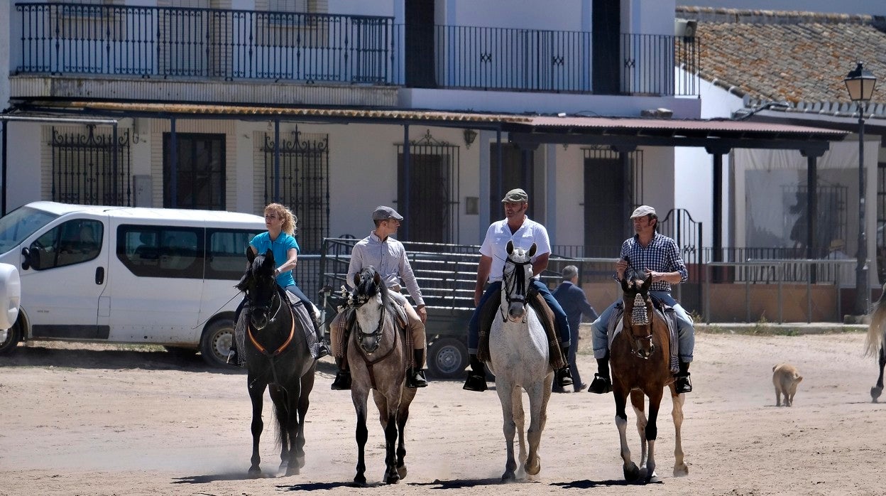 Caballistas pasean por la aldea del Rocío