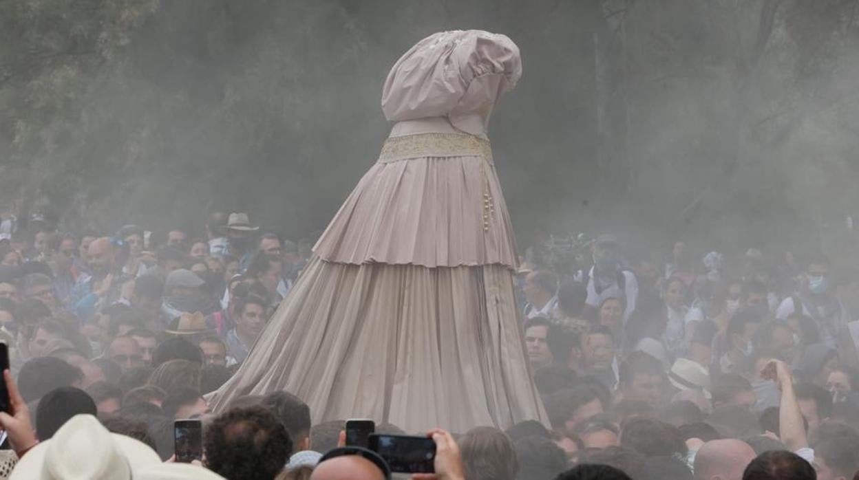 Los almonteños rezan la Salve con la Pastora ya en sus hombros