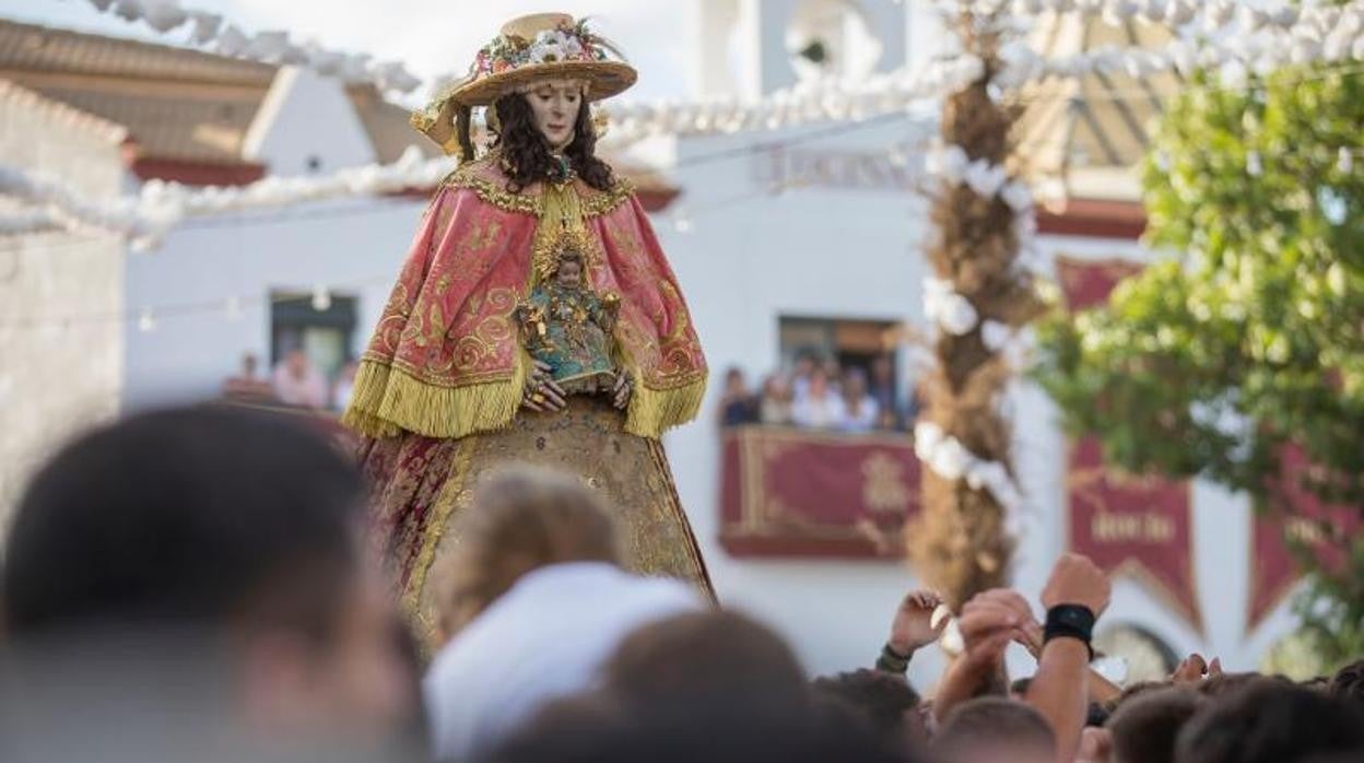 La Virgen del Rocío a su llegada a la aldea de El Rocío