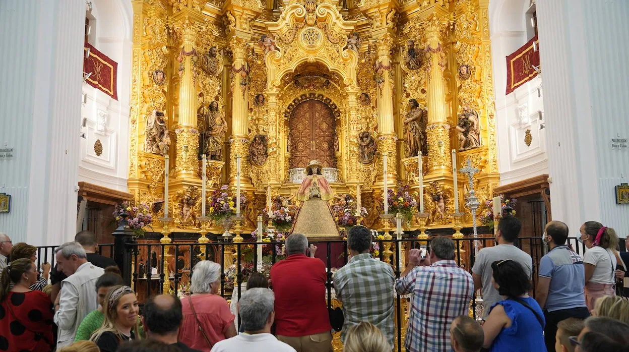 El Santuario del Rocío fue ayer lunes 30 de mayo un trasiego de personas para ver a la Virgen del Rocío todavía ataviada de Pastora