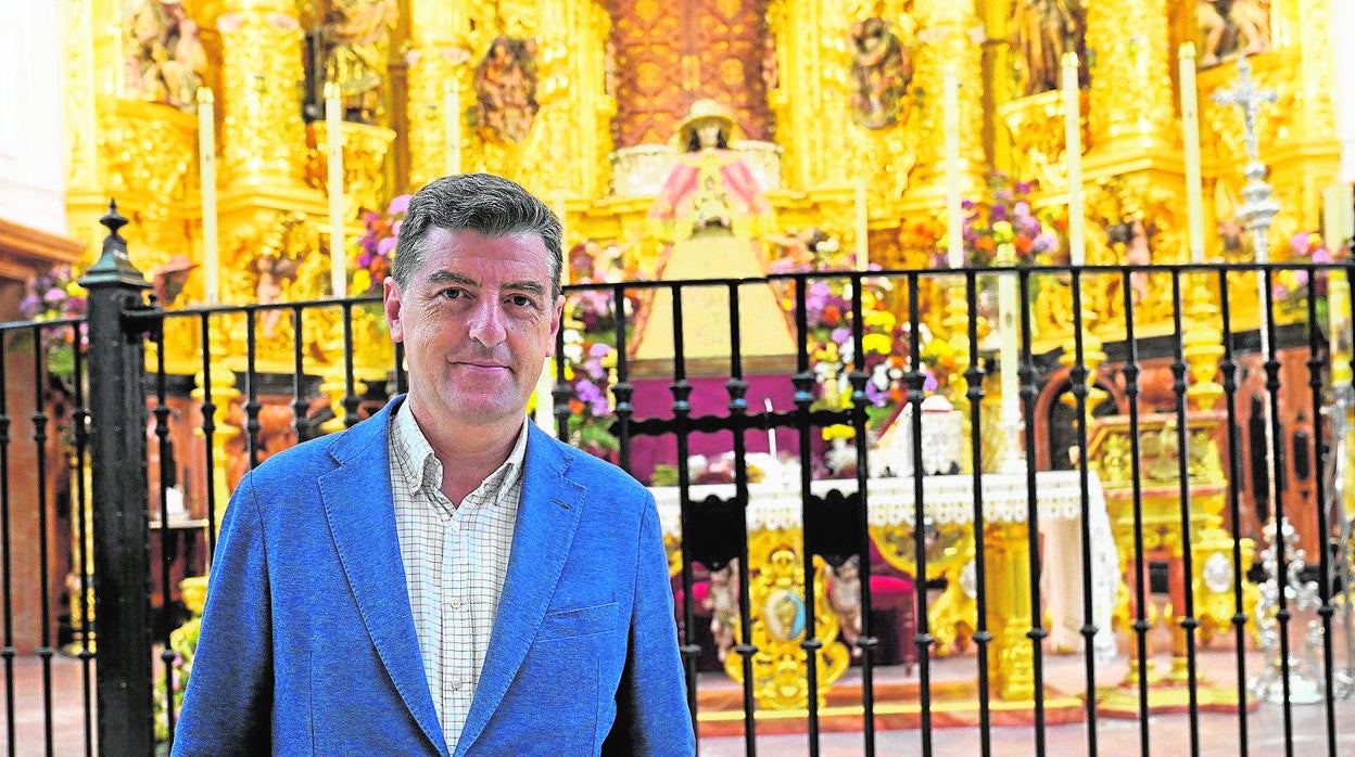 Santiago Padilla en la tarde del lunes en el Santuario con la Virgen de Pastora