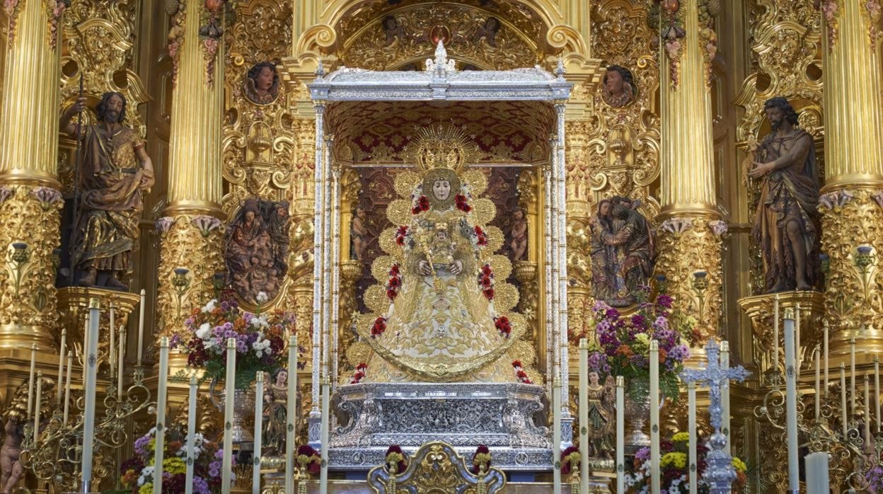 La Virgen del Rocío ya luce de Reina en el altar de su Santuario en la aldea de El Rocío