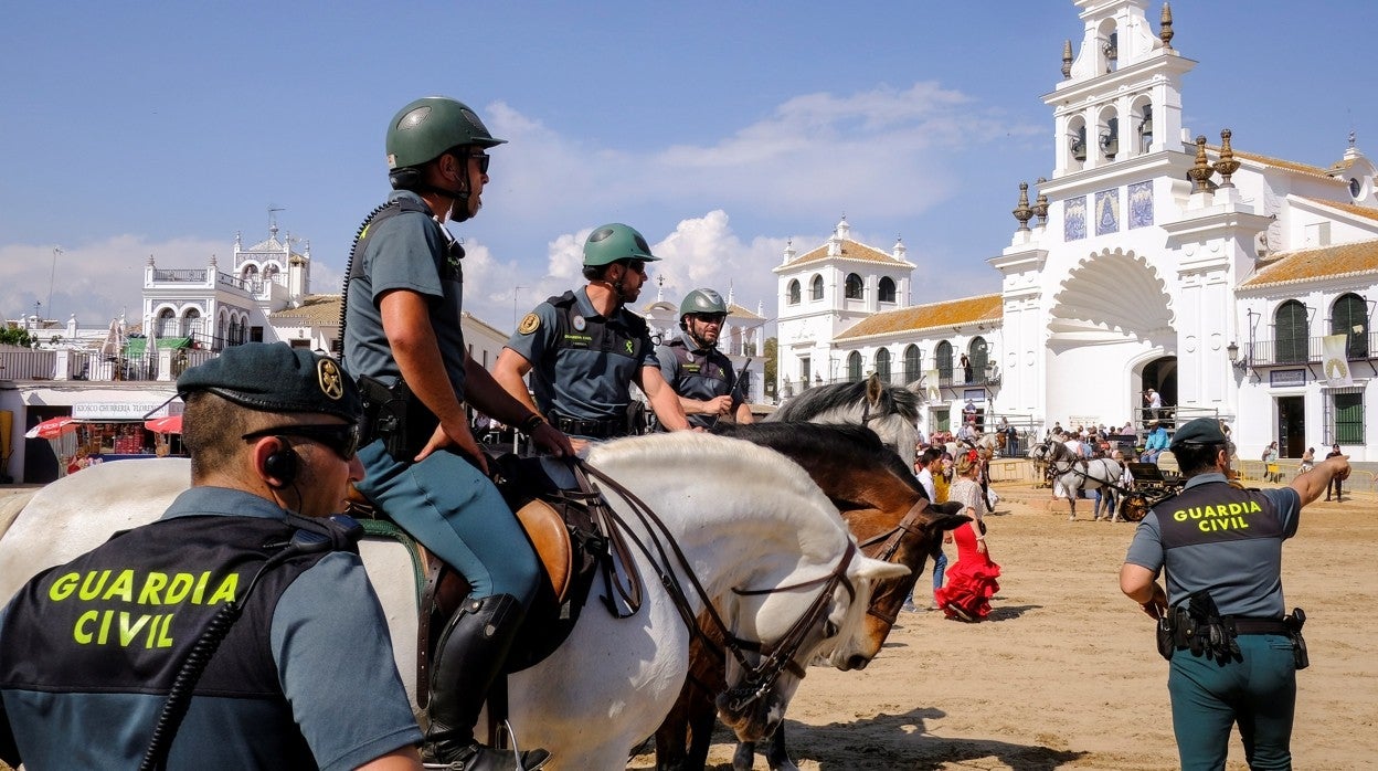 La Guardia Civil en la aldea durante la Romería del Rocío de 2018