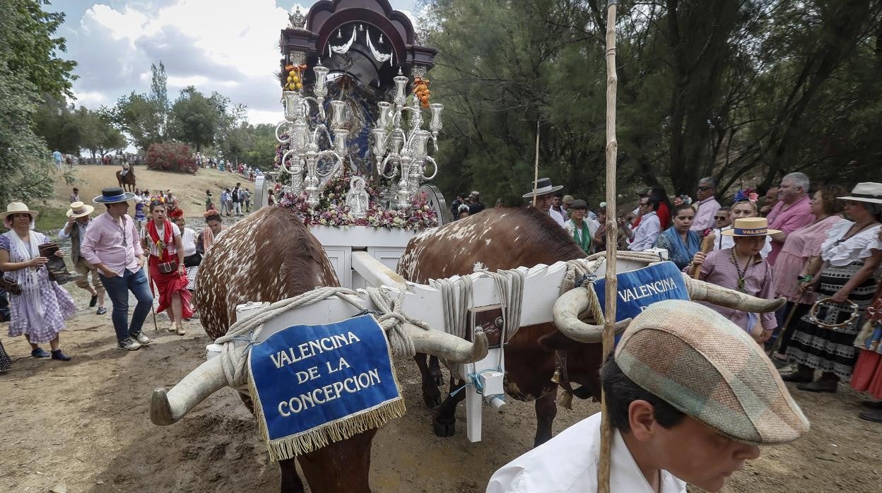 La hermandad de Valencina a su paso por el Vado del Quema