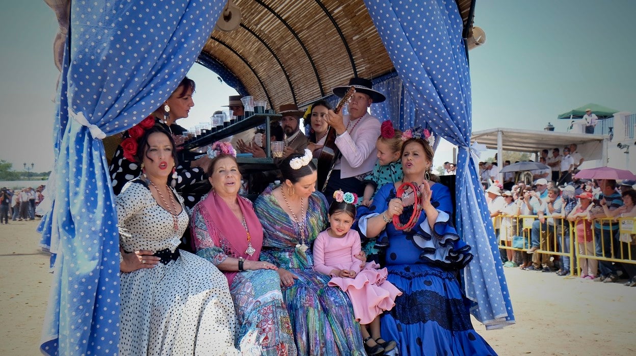 Un carro con mujeres cantando durante la Romería de 2018