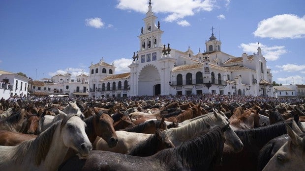 El triple Año Jubilar de El Rocío en un libro para la historia