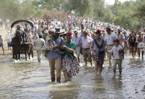 Familias con niños que cruzaron por primera vez el río sagrado del Rocío