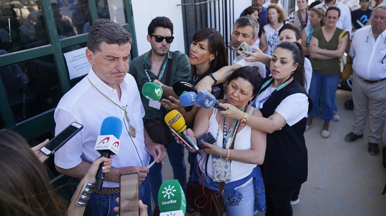 Santiago Padilla, presidente de la Matriz, atiende a los medios en el Real del Rocío