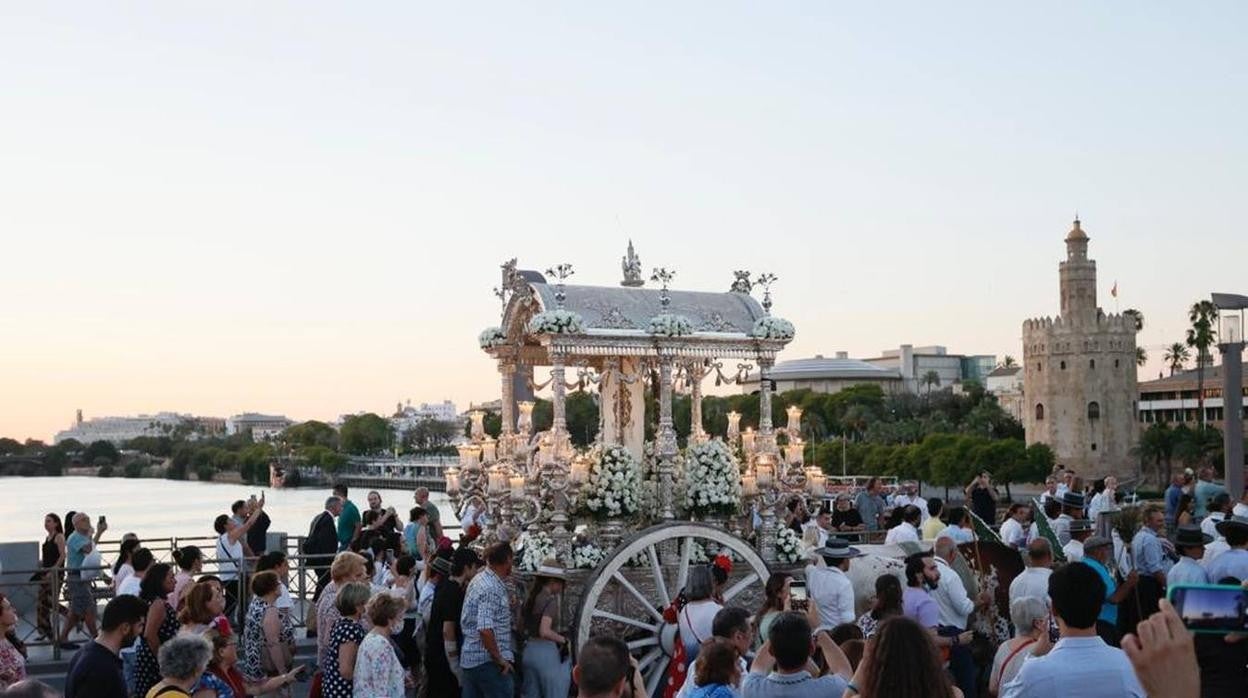 El Rocío de Sevilla por el puente de San Telmo