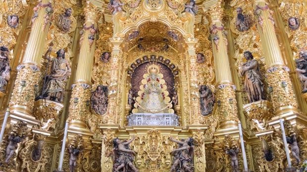 La Virgen del Rocío vuelve a su camarín 34 meses después