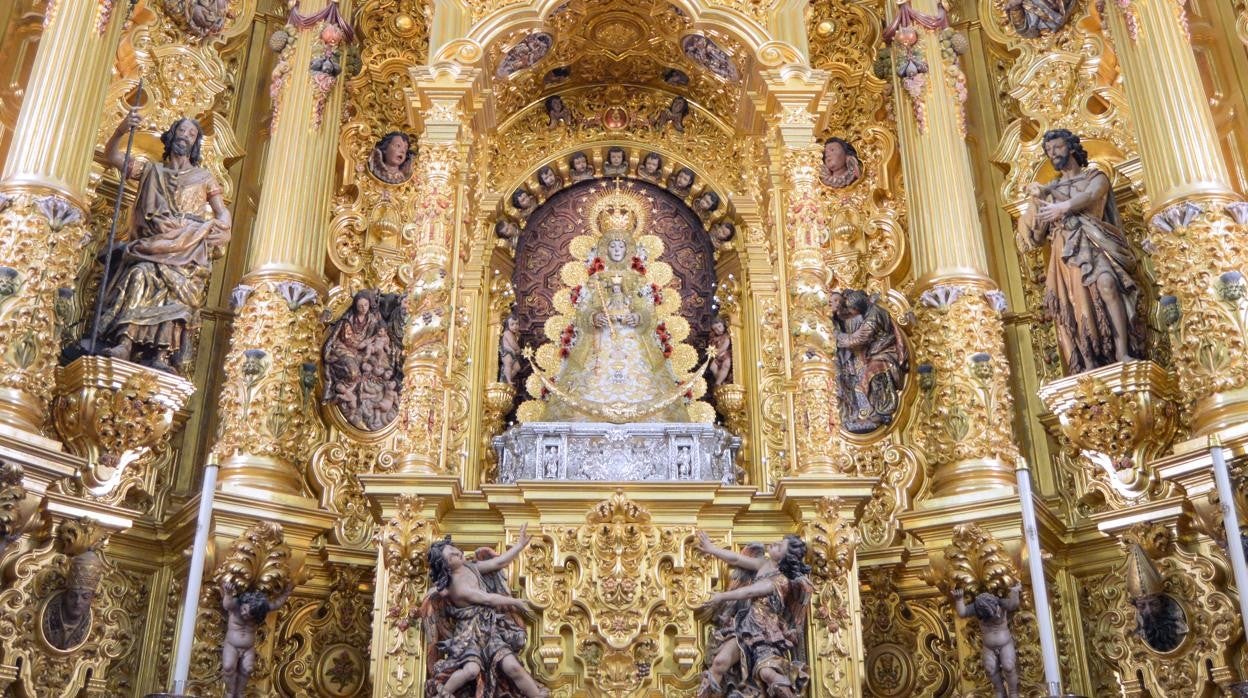 La Blanca Paloma entronizada en el camarín del Santuario de El Rocío