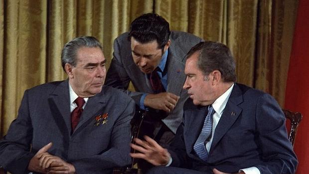 Conversacion entre Nixon y Brezhnev con ayuda de un traductor