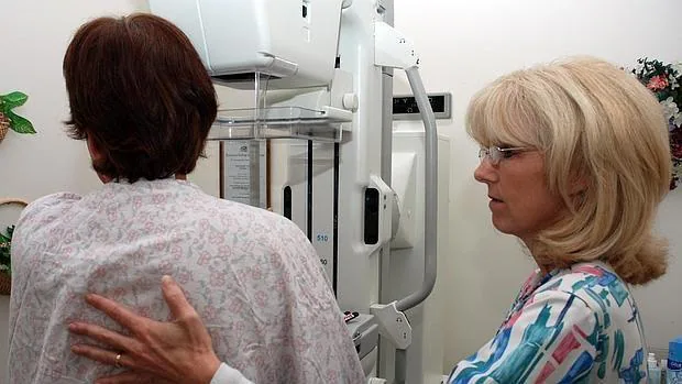 Mujer haciéndose una mamografía