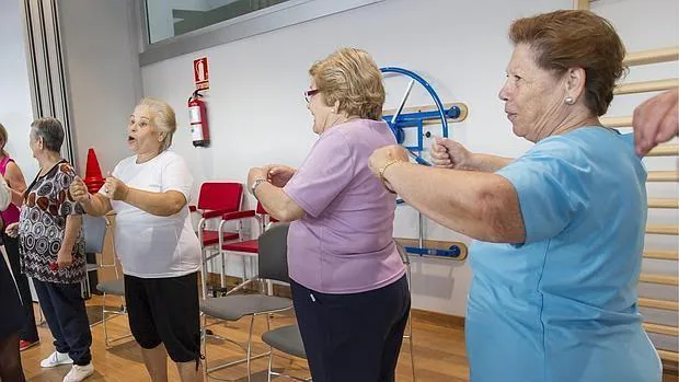 El ejericio ayuda a los mayores a aliviar su dolor de espalda