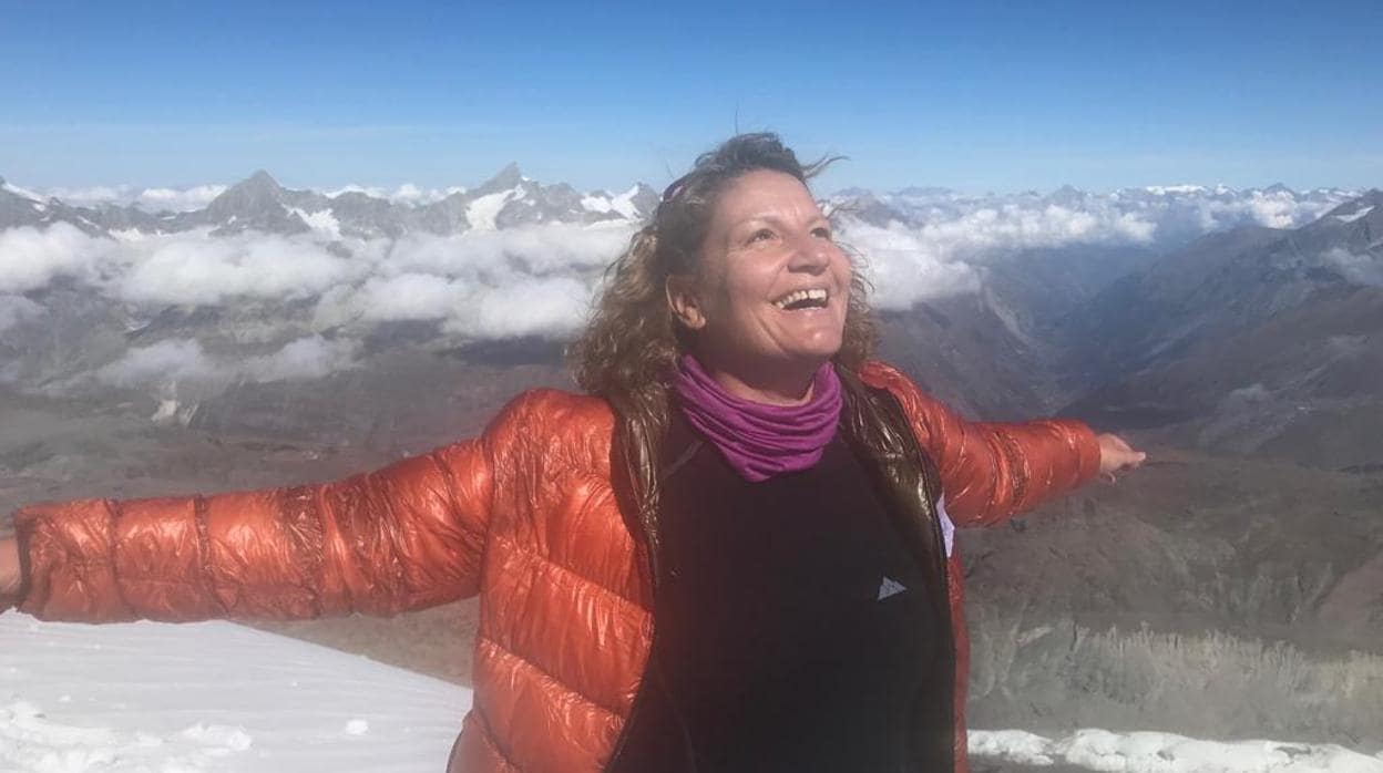 Chadia Chaouch, que pasó dos veces por un cáncer de mama, en la cima de la montaña
