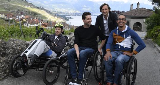 Grégoire Courtine junto a los tres pacientes