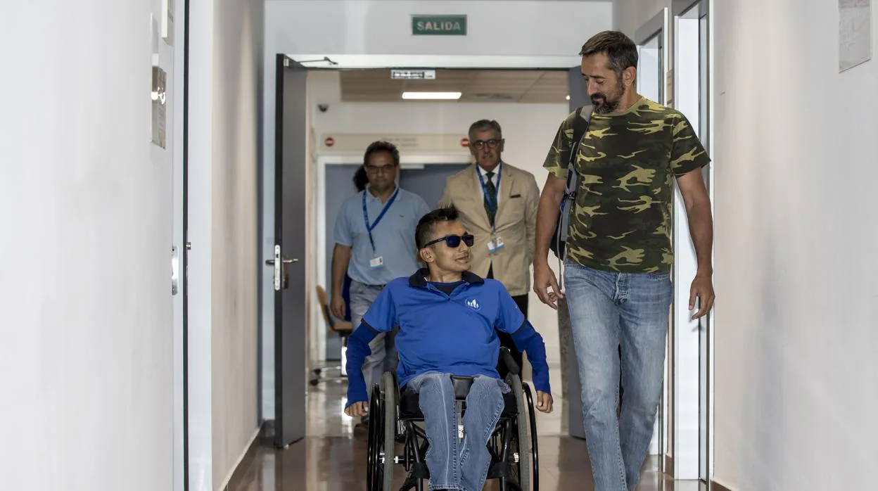 El doctor Cavadas, con el joven Wilmer Arias un paciente tetrapléjico, a quien liberó de estar postrado en una cama tras intervenirle en el hospital valenciano de Manises
