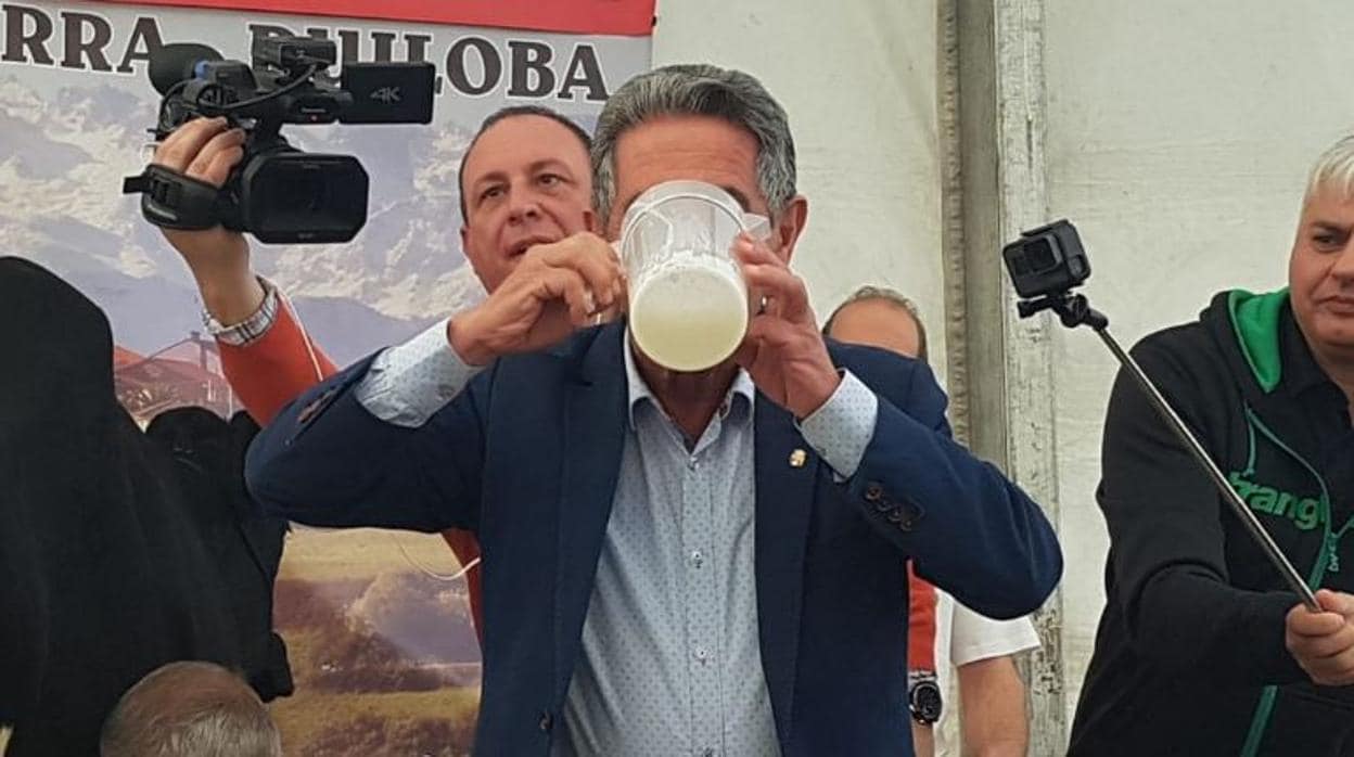 Miguel Ángel Revilla bebiendo leche cruda