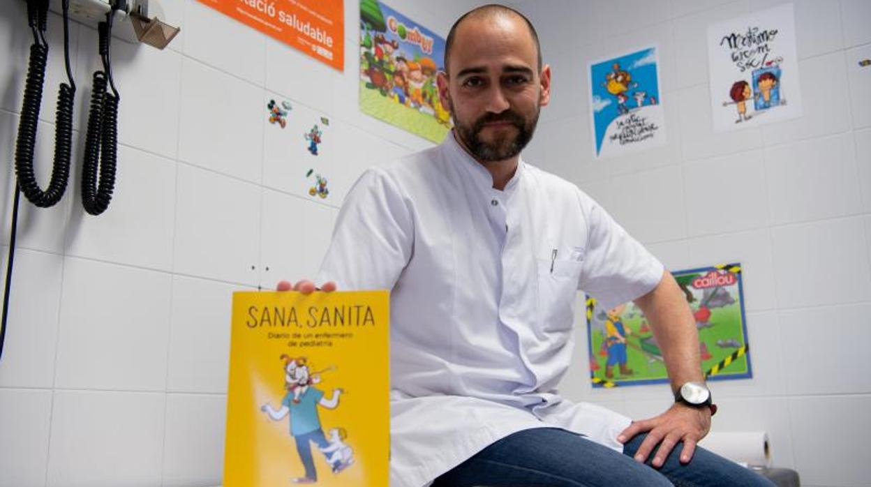 Armando Bastida, enfermero de pediatría, con su segundo libro «Sana, sanita»