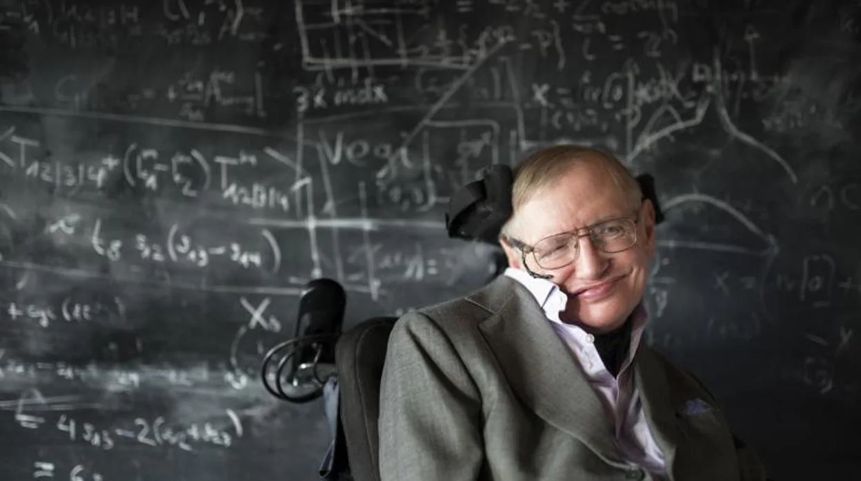 El famosos físico británico Stephen Hawking vivió la mayor pare de su vida con ELA