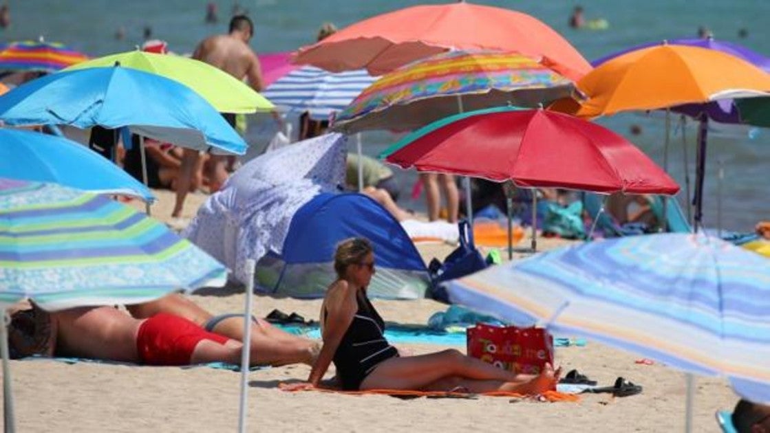 Es conveniente cambiar de postura mientras se toma el sol