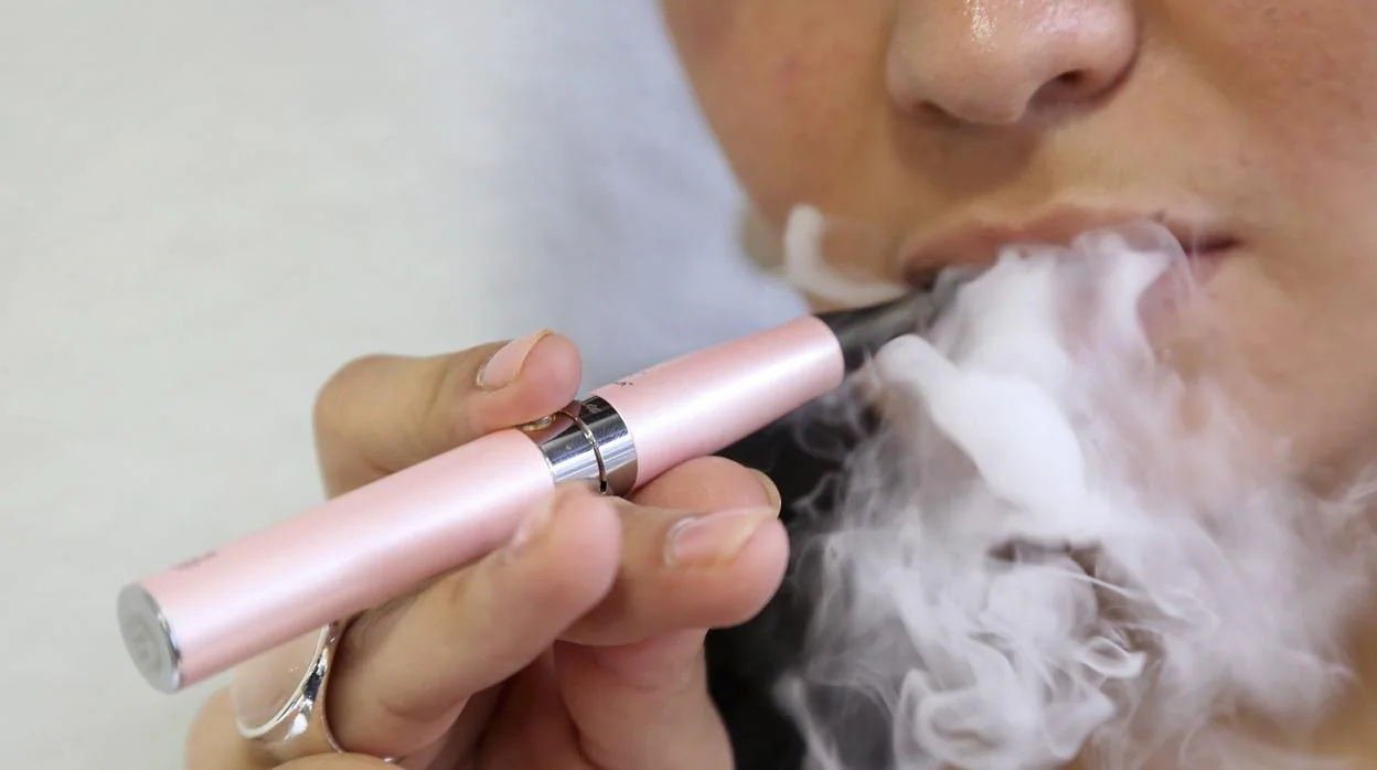El patrón más comúnentre los usuarios adultos de cigarrillos electrónicos es consumir también tabaco