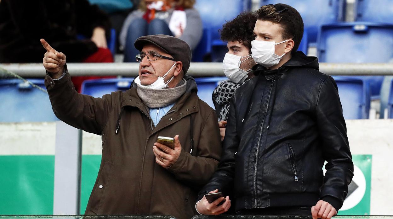 Coronavirus: Aficionados en un partido de fútbol