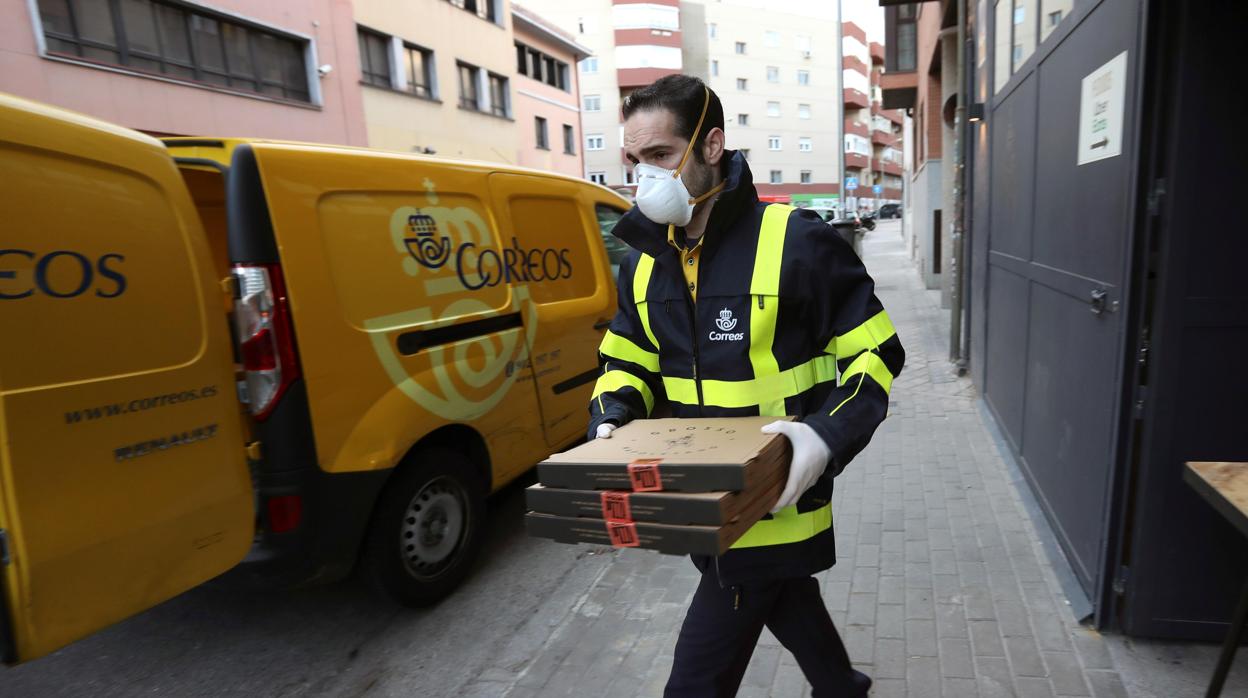 Funcionario de Correos repartiendo Pizzas al personal sanitario