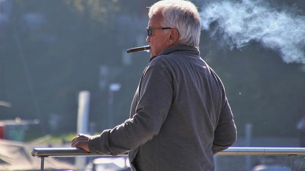 El tabaquismo hace que mueran más hombres que mujeres por COVID-19 en España