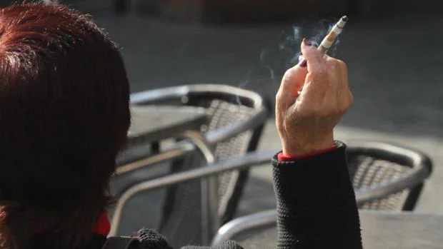 Los neumólogos alertan de que fumar en las terrazas aumenta el riesgo de contagio de Covid-19