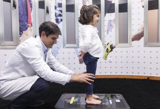 El doctor Manuel Pereira con una paciente