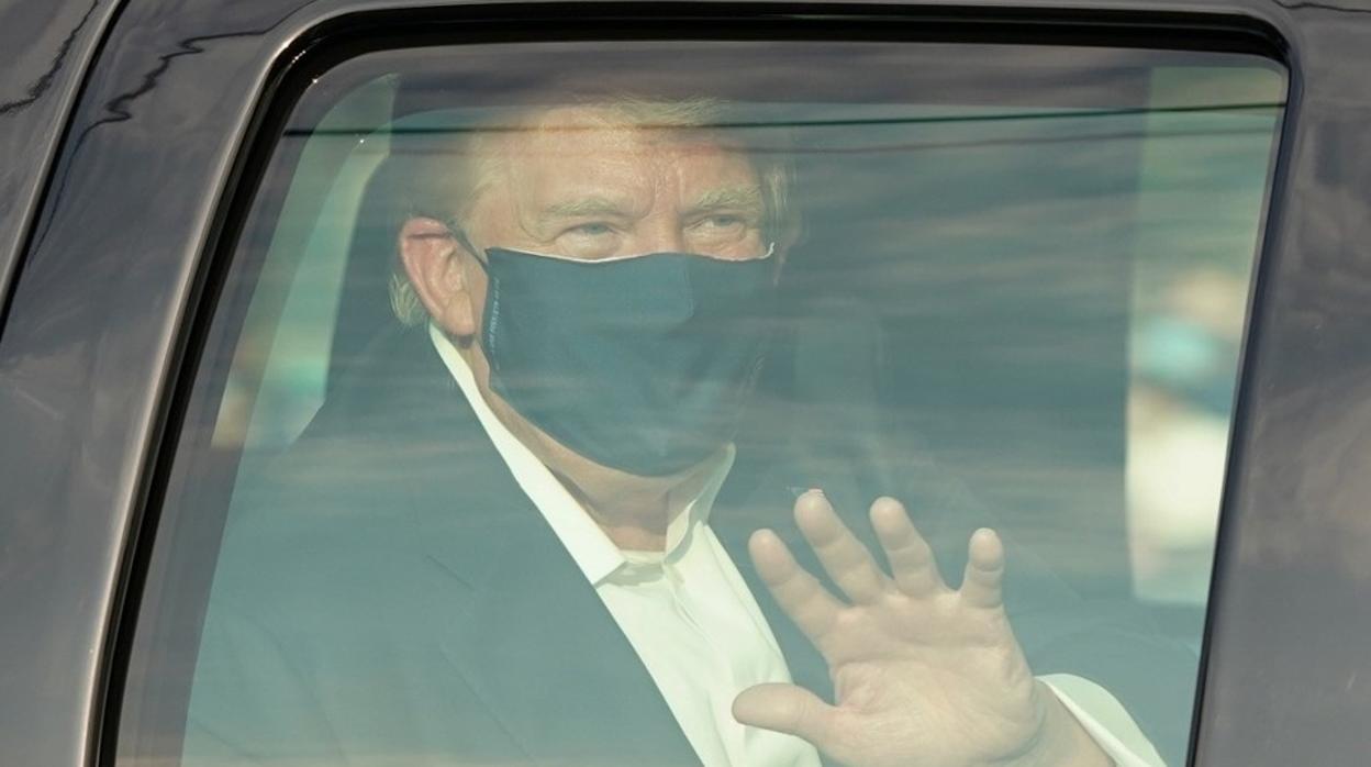 Donald Trump saliendo del hospital