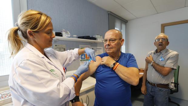 La audaz estrategia para acabar con la hepatitis en España: usar la campaña de vacunación de covid-19