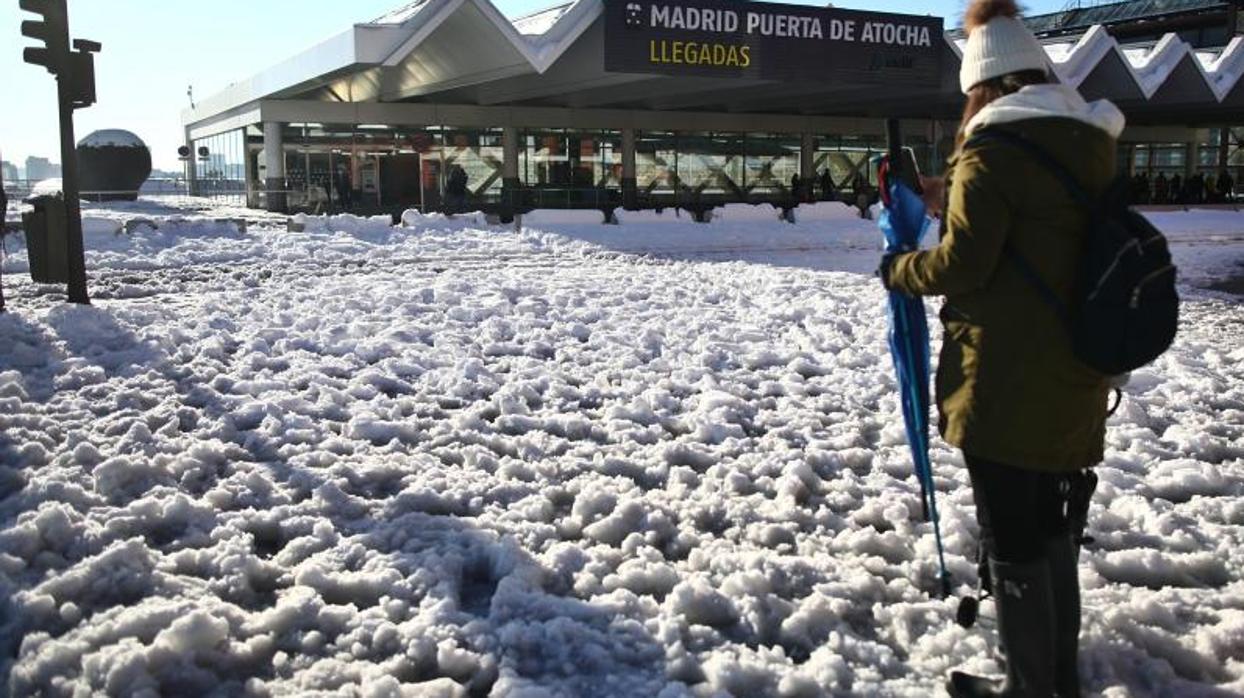 Loa médicos rehabilitadores recomiendan andar «como pingüinos» para evitar caídas en el hielo y la nieve