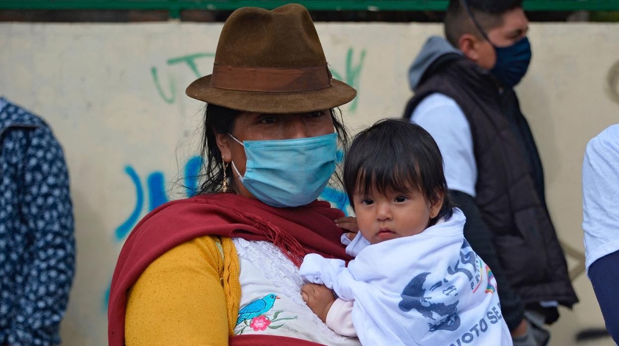 Mujer a la espera de una vacuna
