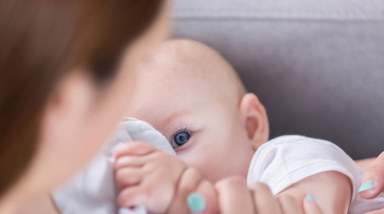 Es un pequeño estudio realizado sobre 6 mujeres lactantes que recibieron 2 dosis de la vacuna Pfizer Inc / BioNTech y Moderna Inc